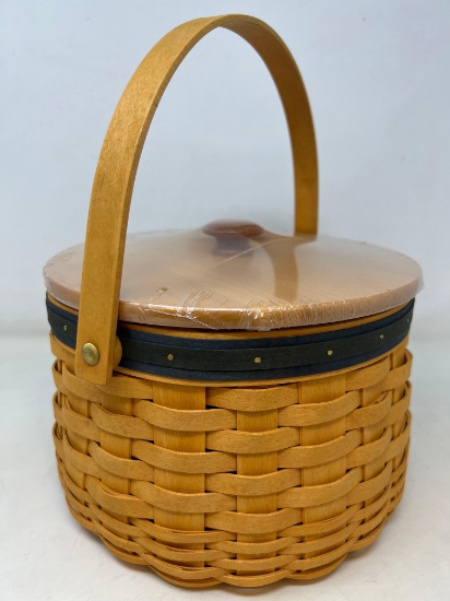 Longaberger 2001 Collector's Club Sewing Circle Basket with Liner, Protector, Woodcrafts Lid and