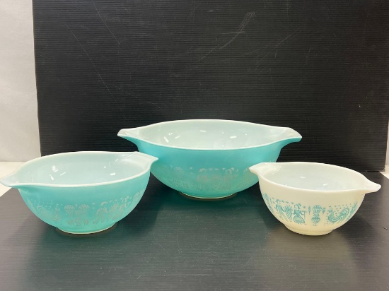 3 Graduated Size Pyrex Butterprint Mixing Bowls- 2 Blue, One White,