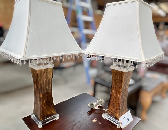 PAIR OF GLASS LAMPS & TABLE