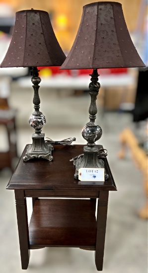 PAIR OF LAMPS & TABLE