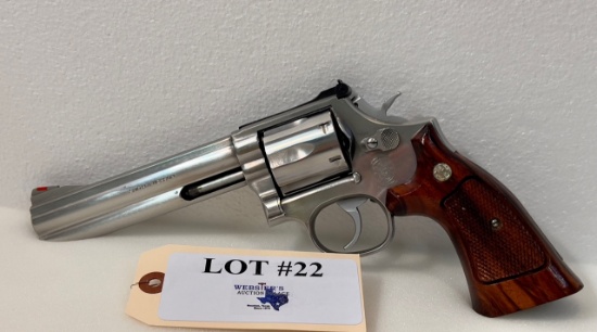 SMITH AND WESSON MODEL 686 STAINLESS .357 MAG REVOLVER