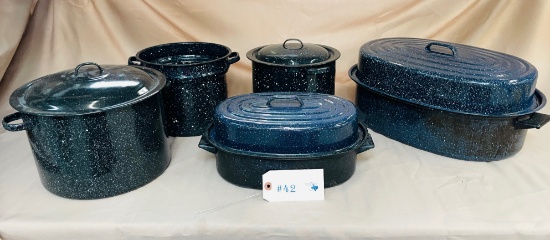 LOT OF ENAMEL SPECKLED STOCK POTS AND ROASTING PANS