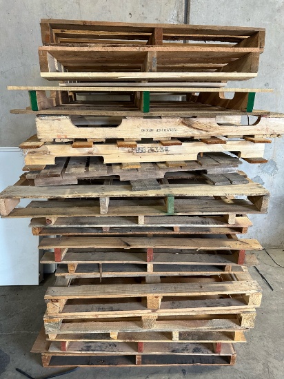 LOT OF WOOD PALLETS