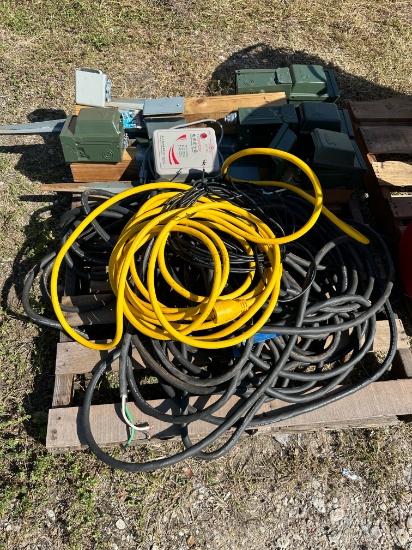 LOT OF PORTABLE ELECTRICAL OUTLETS AND CORDS