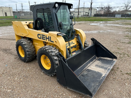2017 GEHL SKIDSTEER MODEL V420