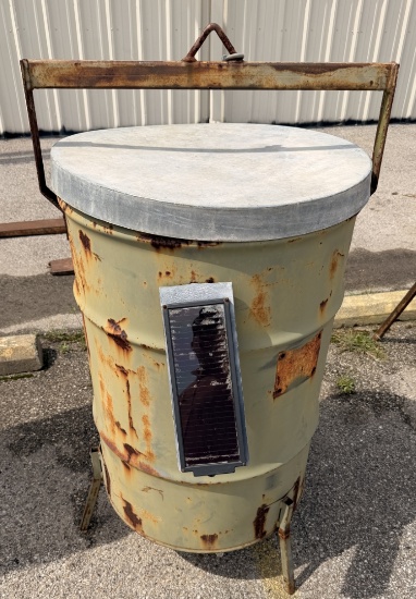 55 GALLON FEEDER W/ SOLAR PANEL & CONTROLLER