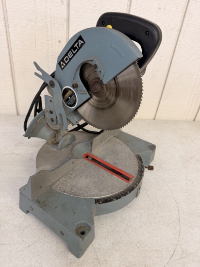 DELTA 8 1/4 COMPOUND MITER SAW