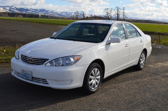 2005 Toyota Camry LE 4-Door Sedan