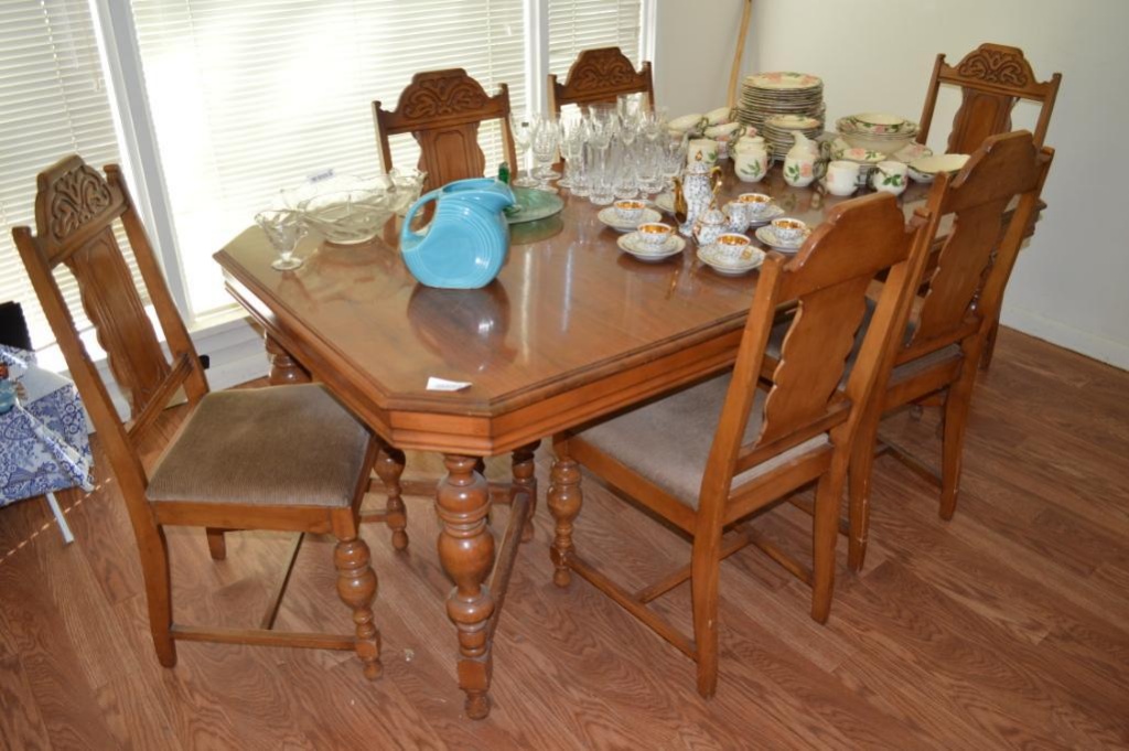 Lot 1920 S Walnut Dining Table With 6 Carved Back Chairs