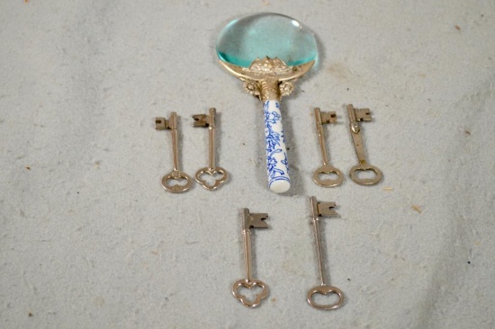 Porcelain handled magnifying lens.