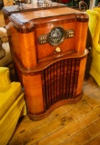 Zenith Long Distance Vintage Stand Up Radio