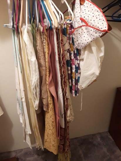 (14) table cloths (4) cloth bags