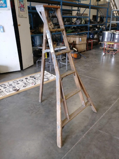 6'5" Wooden Step Ladder