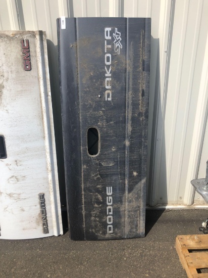 Dodge Dakota SXT Gray Tailgate