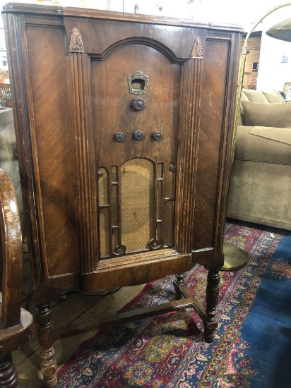 Philco Superheterodyne Model 18H Lowboy Radio