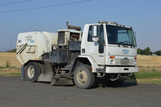 2001 Tymco 600BAH Street Sweeper, Fruehauf FC70 Chassis, Cummins Diesel