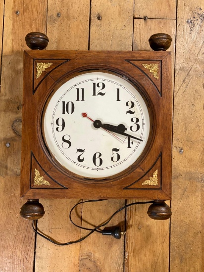 Seth Thomas Model 1520 Oak Electric Wall Clock