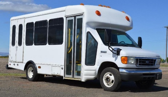 2006 Ford E-450 Dually 14-Passenger Shuttle Bus w/ Braun Wheel Chair Lift