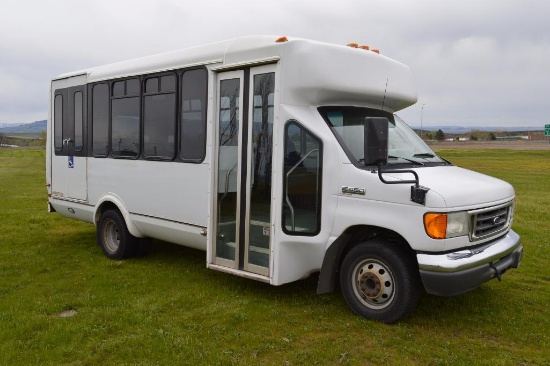 2006 Ford E450 Dually 14-Passenger Shuttle Bus w/ Ricon Wheel Chair Lift