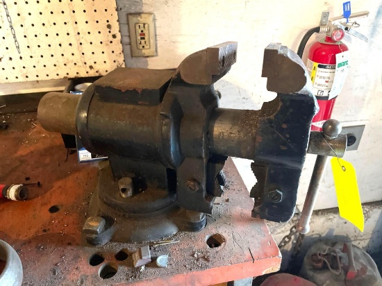 Bench Vise w/ Lower Pipe Vise 4-3/4"Jaw