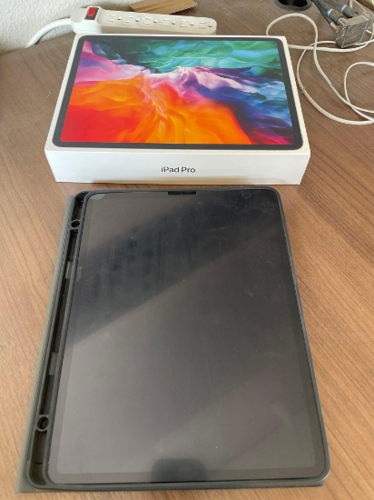 Ipad pro 128gb 4th generation w/ case & keyboard