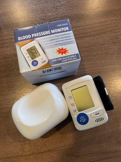 Blood pressure monitoring wrist device