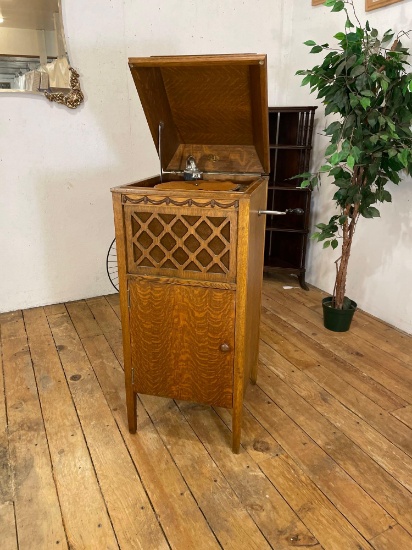Pathe Freres, Model VII, crank Phonograph, oak cabinet.