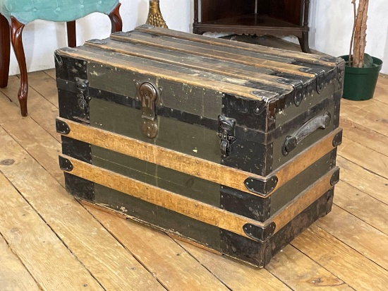 Vintage travel trunk w/ divider -see photo's-