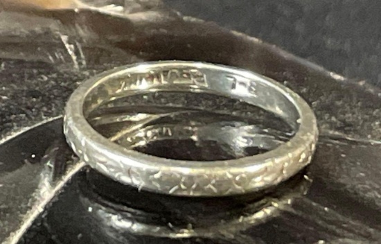 18k White Gold Wedding Band