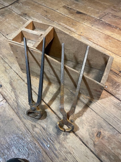 Primitive Ferrier Box w/ 2 hoof pinchers