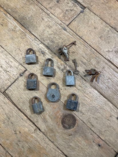 (5) Yale Padlocks,(2) Junior, (1) Eagle & (1) Unmarked