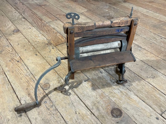 Wooden wringer