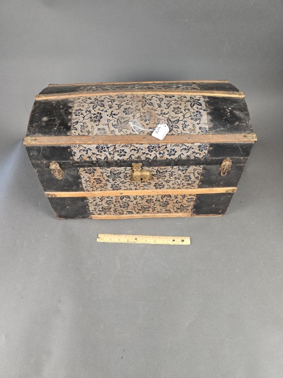 Child's dome top trunk