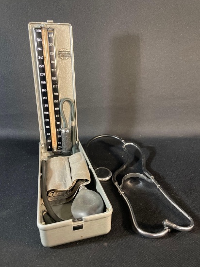 vintage W.A. Baum Co. Baumanometer blood pressure monitor with its original case & Stethoscope