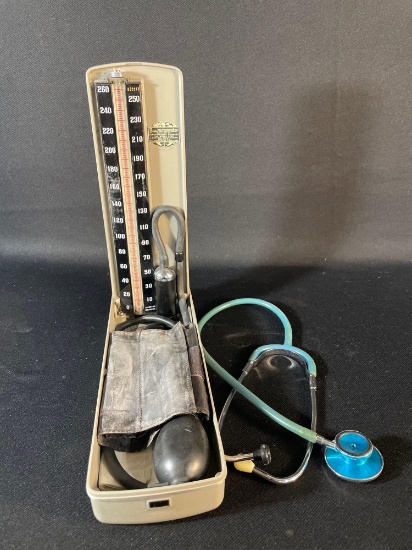 W.A. Baum Co. Baumanometer blood pressure monitor with case & stethoscope