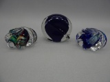 GROUP OF 3 GLASS PAPERWEIGHTS SIGNED CAS 1988 & 2 THOMAS GLASS