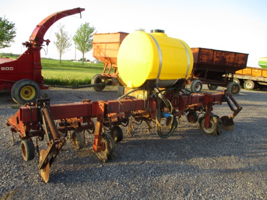 IH 183 6R CULTIVATOR WITH TANK