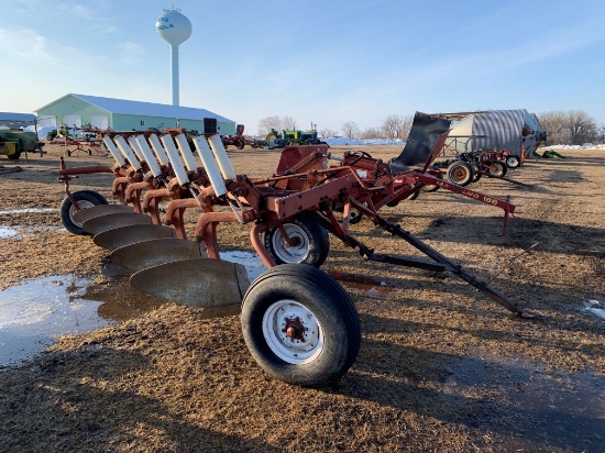International 770 5 Bottom Plow