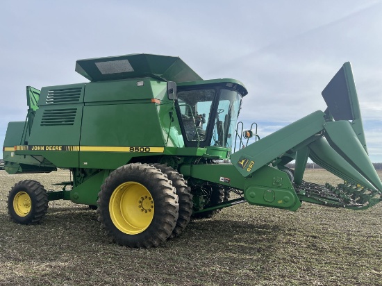 1990 John Deere 9500 Combine with Front Duals, Sells without head