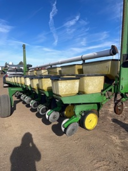 John Deere 7000 Corn Planter 12 row  30"