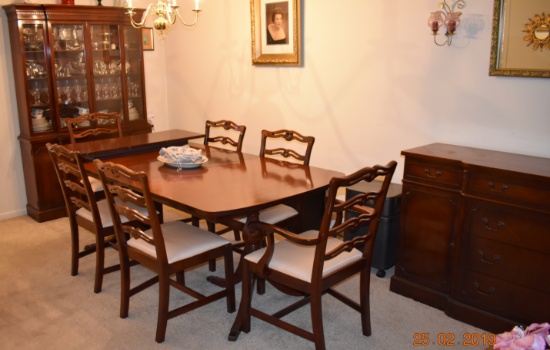 MID CENTURY 1940s MAHOGANY DINING SUITE IN DUNCAN PHYFE STYLE. NICE, NICE, NICE!!