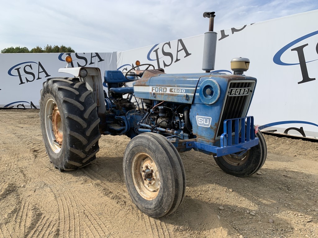 FORD 4600 トラクター この Ford 4600 買ったばっかりだよ。初めてのトラクターなんだ