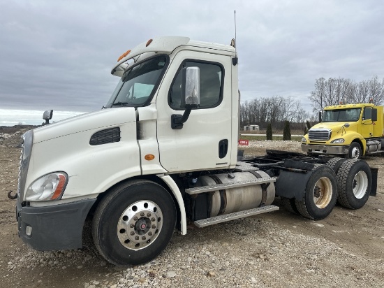 2010 Freightliner Cascadia Day Cab Tractor