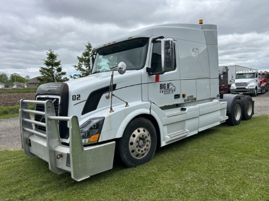 Volvo Sleeper Cab Truck Tractor