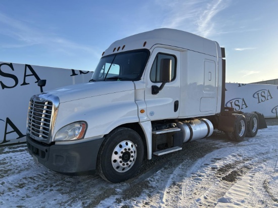 2015 Freightliner Cascadia Sleeper Cab Truck Tract