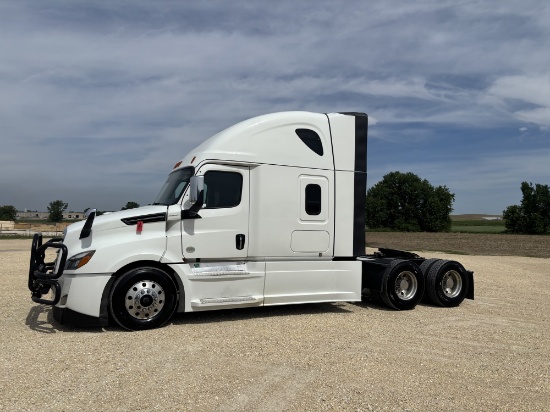 2021 Freightliner Cascadia 126 Sleeper Cab Truck Tractor