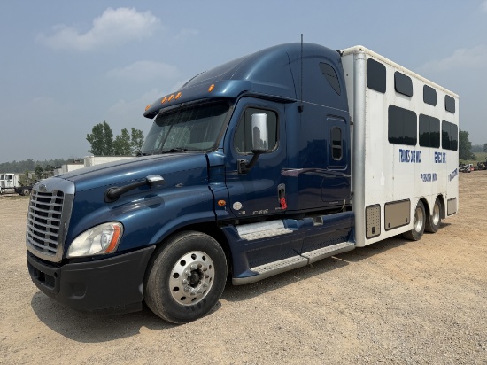 2011 Freightliner Cascadia Toter Home