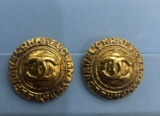 Small Chanel gold round double CC earring with ornate