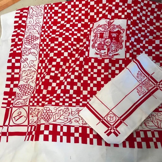 Lot of 4 Napkins and matching Tablecloth NEW