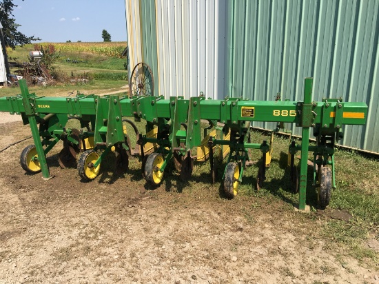 JD 885 4/38 3pt no-til row crop cultivator, gauge wheels, wide sweeps, fenders, , shedded.